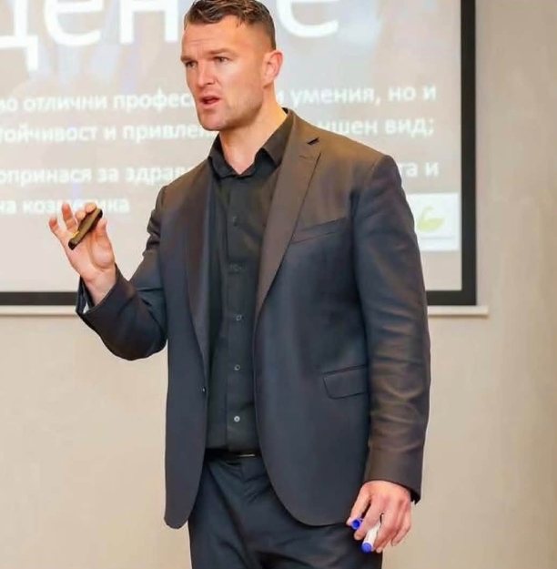 Иван Неделчев изнася лекция